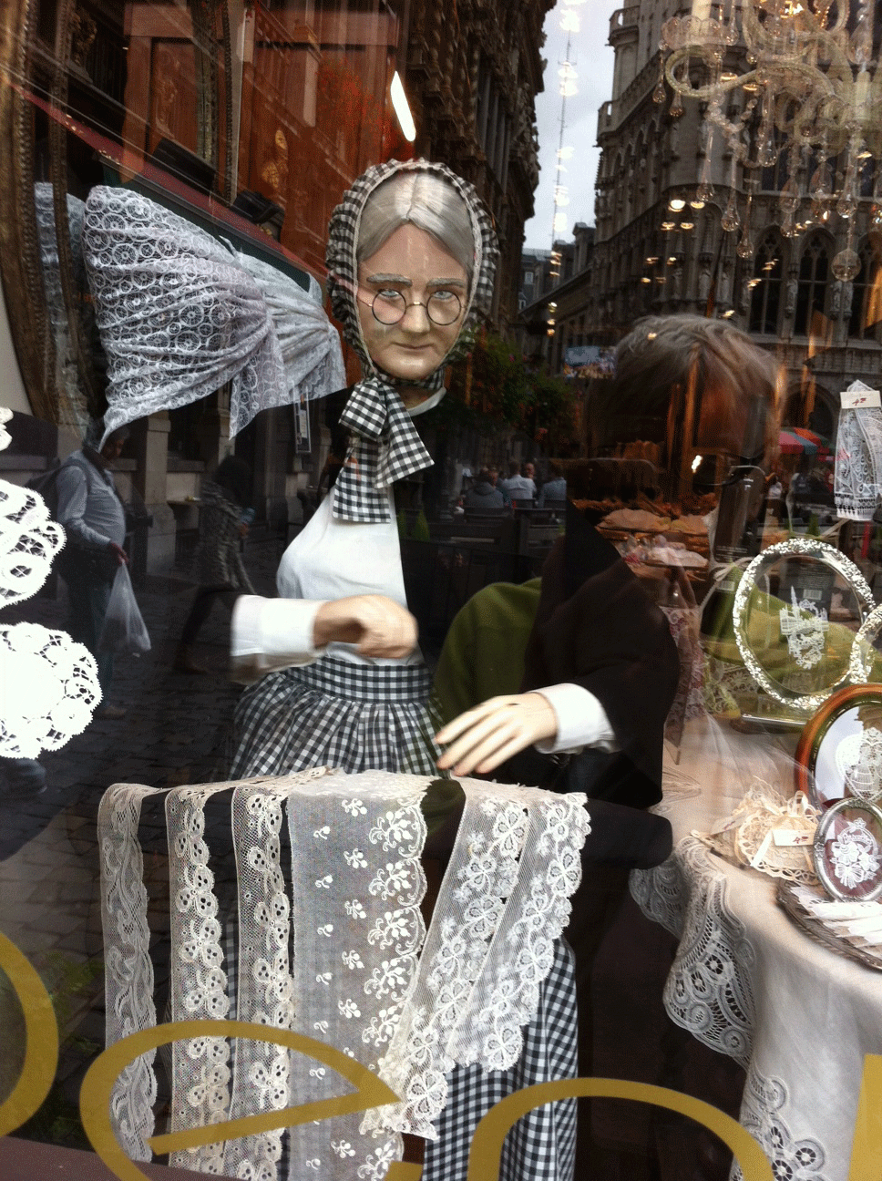ROBOT-LACEMAKER